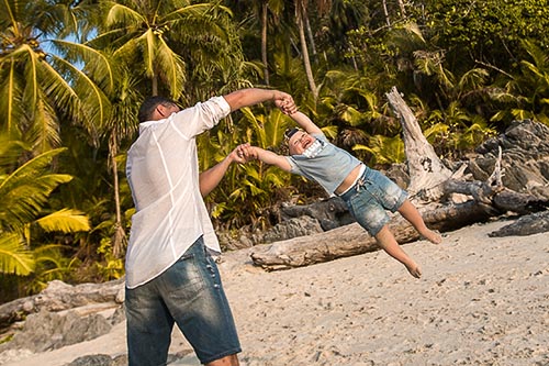 Семейная фотосессия на Freedom Beach на Пхукете в Тайланде