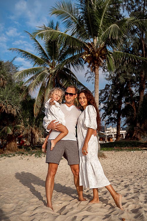 Семейная фотосессия на пляже Ката на Пхукете в Тайланде