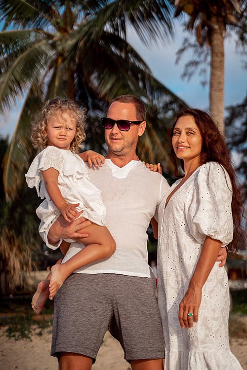 Семейная фотосессия на пляже Ката на Пхукете в Тайланде