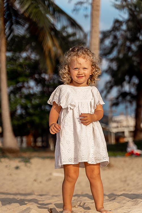 Семейная фотосессия на пляже Ката на Пхукете в Тайланде