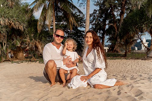Семейная фотосессия на пляже Ката на Пхукете в Тайланде