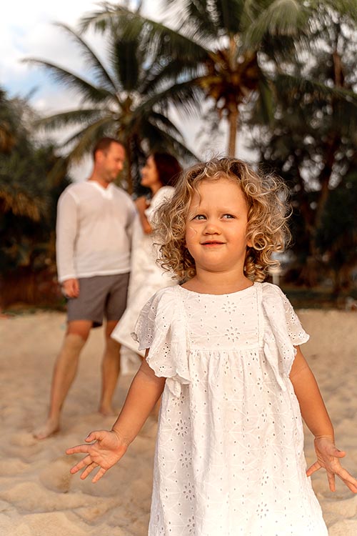 Семейная фотосессия на пляже Ката на Пхукете в Тайланде