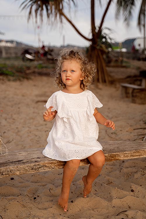 Семейная фотосессия на пляже Ката на Пхукете в Тайланде