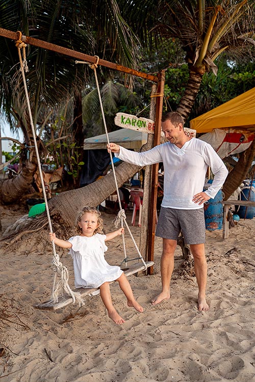 Семейная фотосессия на пляже Ката на Пхукете в Тайланде