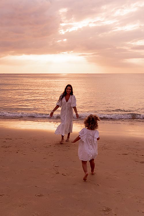 Семейная фотосессия на пляже Ката на Пхукете в Тайланде