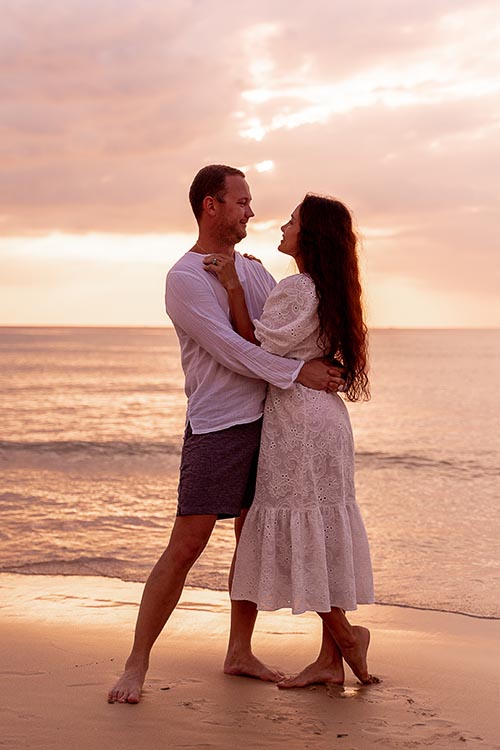 Семейная фотосессия на пляже Ката на Пхукете в Тайланде