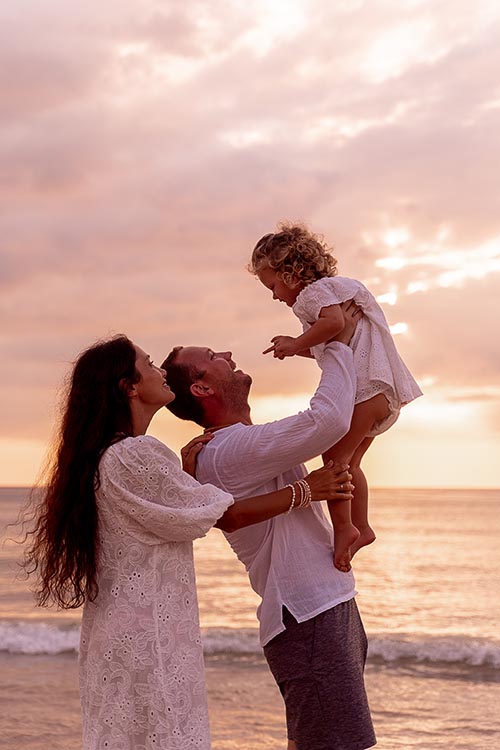 Семейная фотосессия на пляже Ката на Пхукете в Тайланде