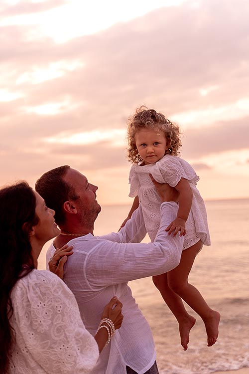 Семейная фотосессия на пляже Ката на Пхукете в Тайланде