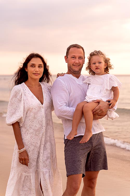 Семейная фотосессия на пляже Ката на Пхукете в Тайланде