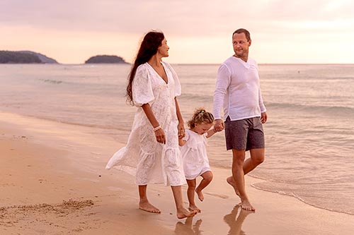 Семейная фотосессия на пляже Ката на Пхукете в Тайланде