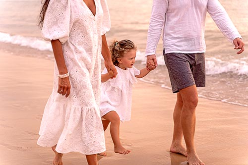 Семейная фотосессия на пляже Ката на Пхукете в Тайланде