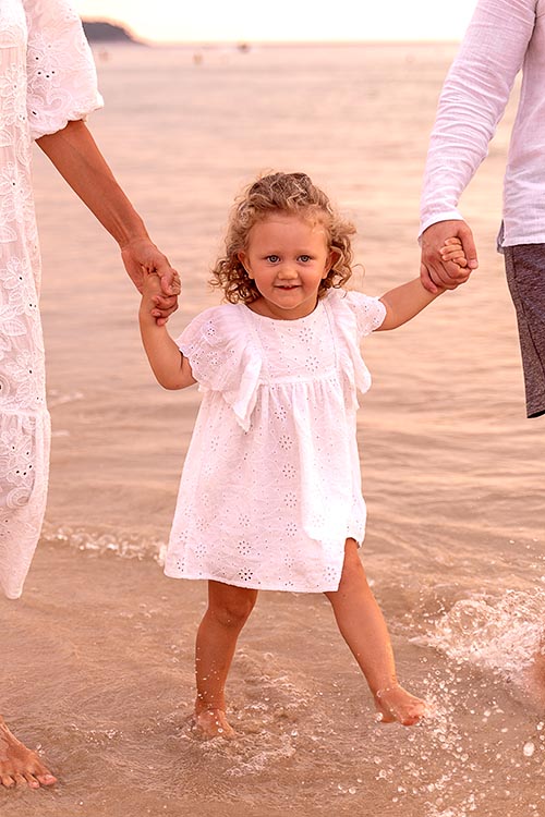 Семейная фотосессия на пляже Ката на Пхукете в Тайланде