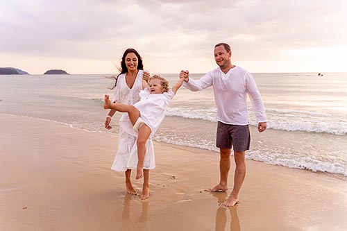 Семейная фотосессия на пляже Ката на Пхукете в Тайланде