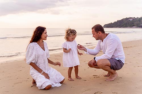 Семейная фотосессия на пляже Ката на Пхукете в Тайланде