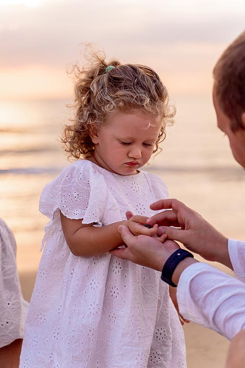 Семейная фотосессия на пляже Ката на Пхукете в Тайланде