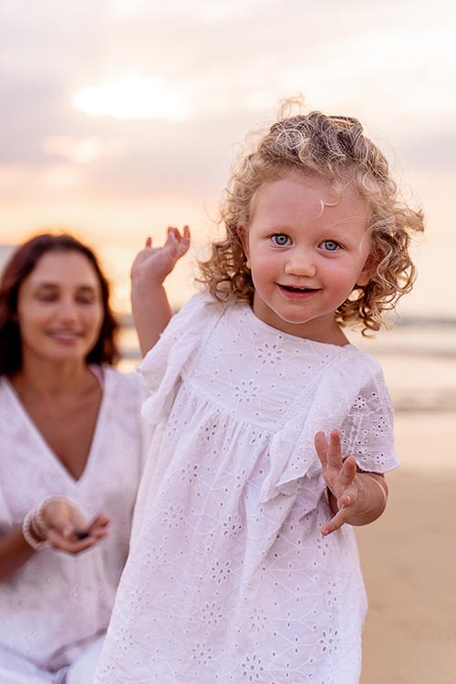 Семейная фотосессия на пляже Ката на Пхукете в Тайланде