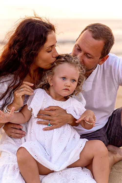 Семейная фотосессия на пляже Ката на Пхукете в Тайланде