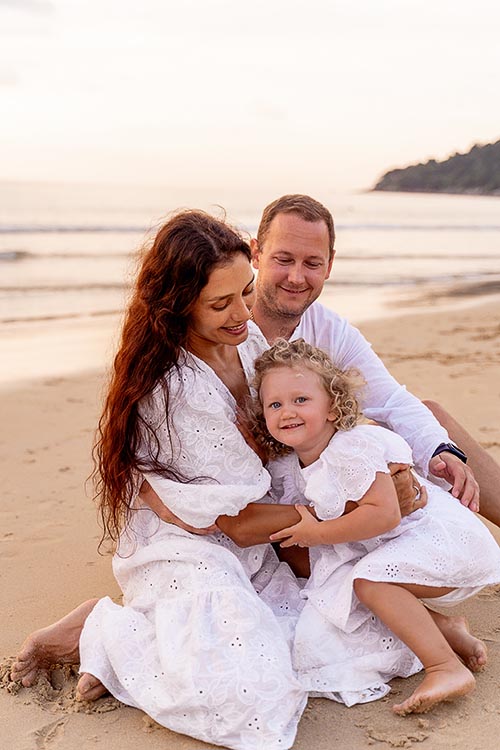 Семейная фотосессия на пляже Ката на Пхукете в Тайланде