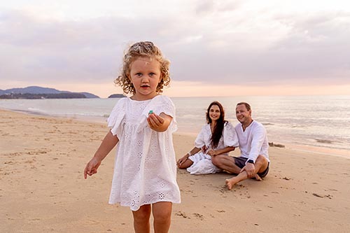Семейная фотосессия на пляже Ката на Пхукете в Тайланде