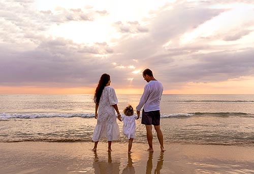 Семейная фотосессия на пляже Ката на Пхукете в Тайланде