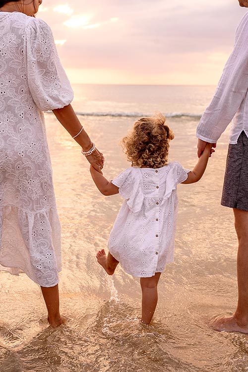 Семейная фотосессия на пляже Ката на Пхукете в Тайланде