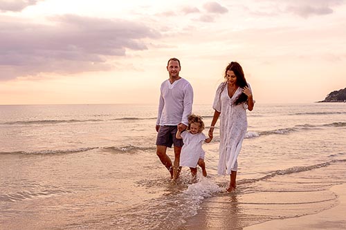Семейная фотосессия на пляже Ката на Пхукете в Тайланде