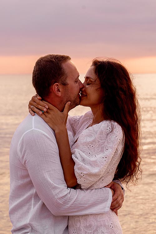 Семейная фотосессия на пляже Ката на Пхукете в Тайланде