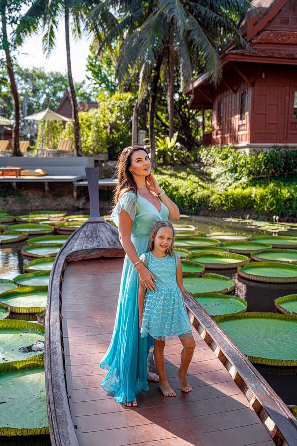 Семейная фотосессия в кафе с кувшинками на Пхукете в Тайланде