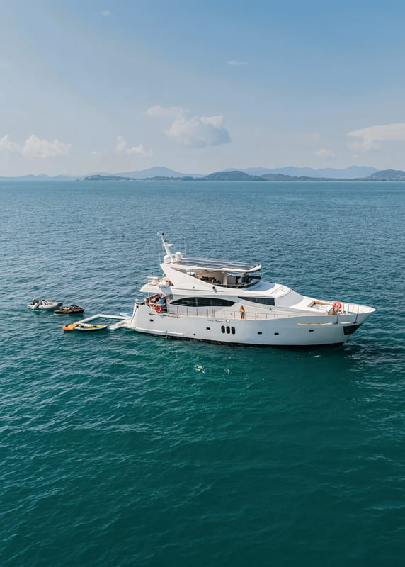 Моторная яхта Beluga 88, luxury charter на Пхукете