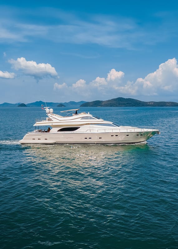 Моторная яхта Ferretti 80, чартер на Пхукете