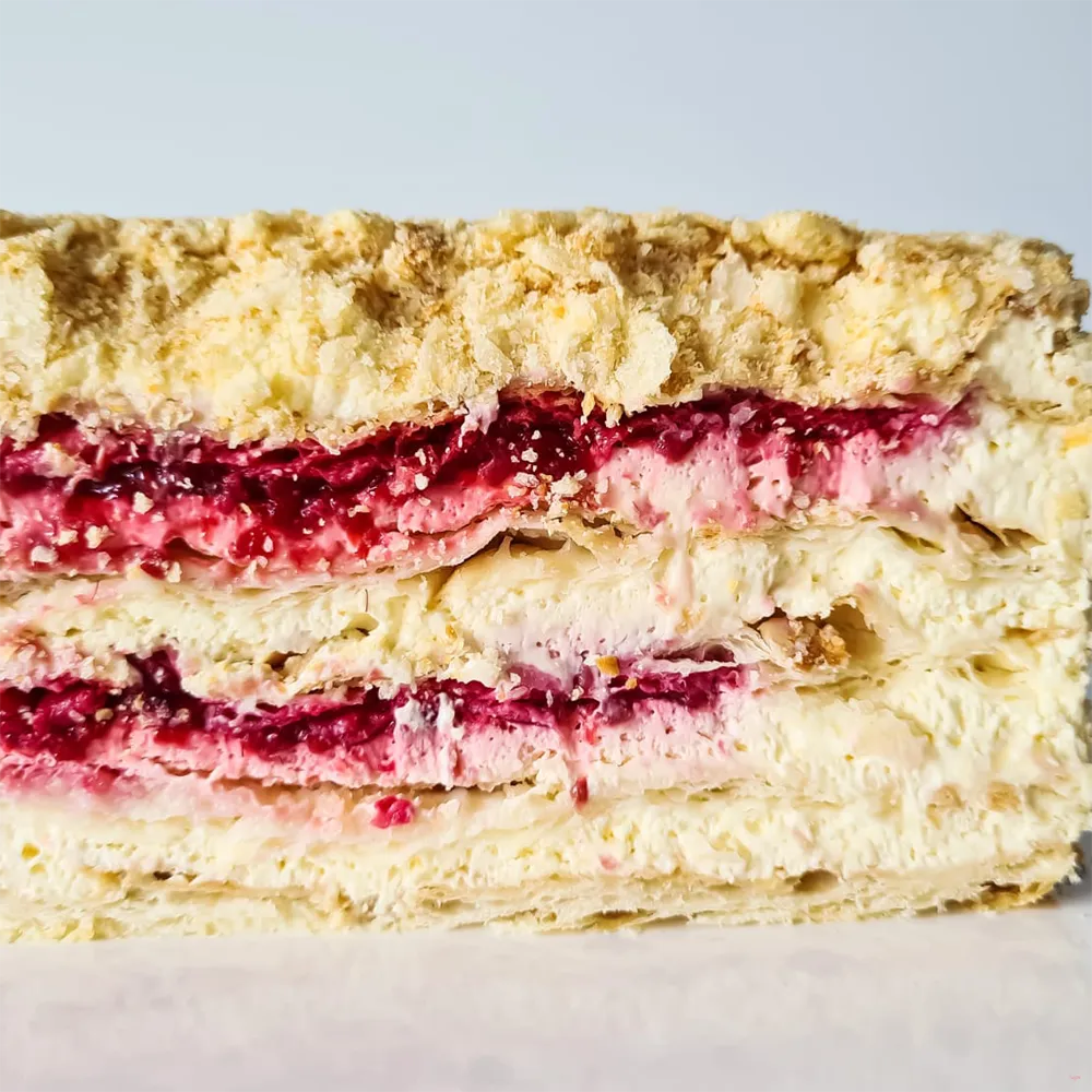 Торт Наполеон с малиной на Пхукете