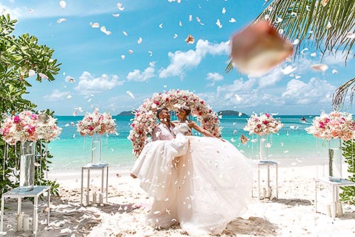 Кристина и Дима белая полная классическая арка из живых цветов на Пхукете