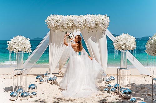 Саша и Паша белая с зеленью полная круглая арка из живых цветов на Пхукете