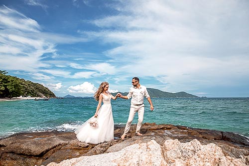 Валя и Толя белая полная круглая арка из живых цветов на Пхукете