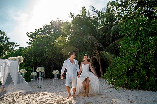 Богдан и Инна белый свадебный шатер, арка на Пхукете