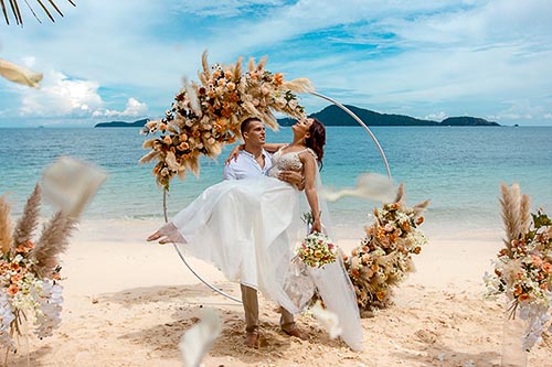 Кремовый свадебный шатер, арка на Пхукете