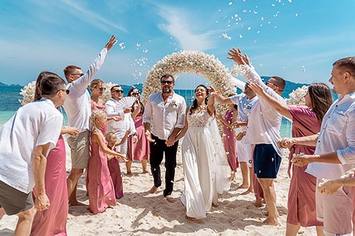 Белый, розовый свадебный шатер, арка на Пхукете