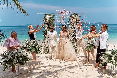 Белый, розовый свадебный шатер, арка на Пхукете