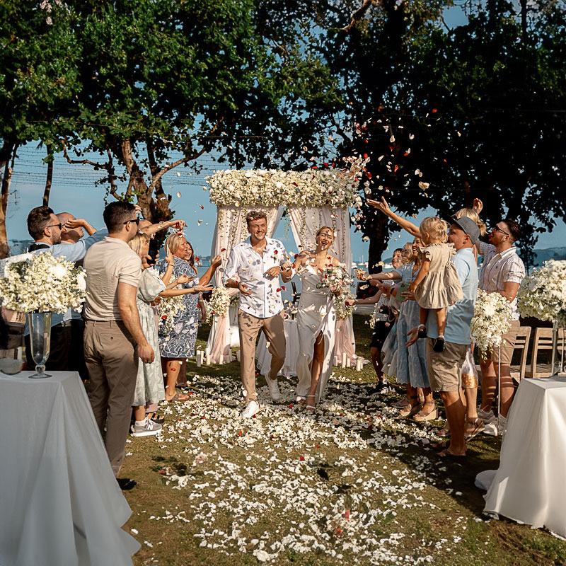 Свадьба на лужайке в Таиланде на Пхукете