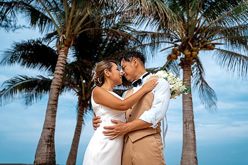 Свадебная фотосессия на пляже Карон на Пхукете в Таиланде