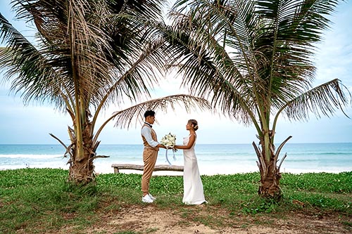 Свадебная фотосессия на пляже Карон на Пхукете в Таиланде