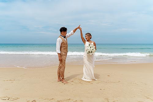 Свадебная фотосессия на пляже Карон на Пхукете в Таиланде