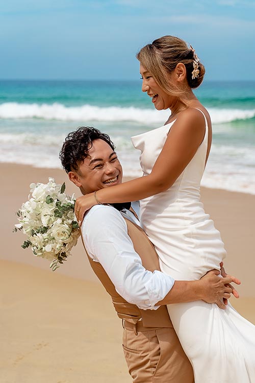 Свадебная фотосессия на пляже Карон на Пхукете в Таиланде