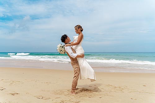 Свадебная фотосессия на пляже Карон на Пхукете в Таиланде