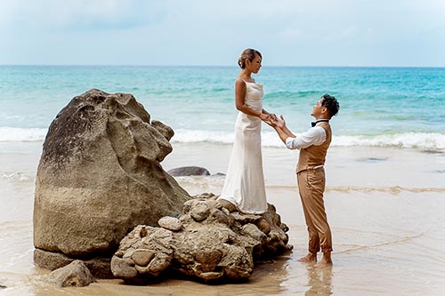 Свадебная фотосессия на пляже Карон на Пхукете в Таиланде