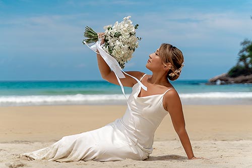 Свадебная фотосессия на пляже Карон на Пхукете в Таиланде