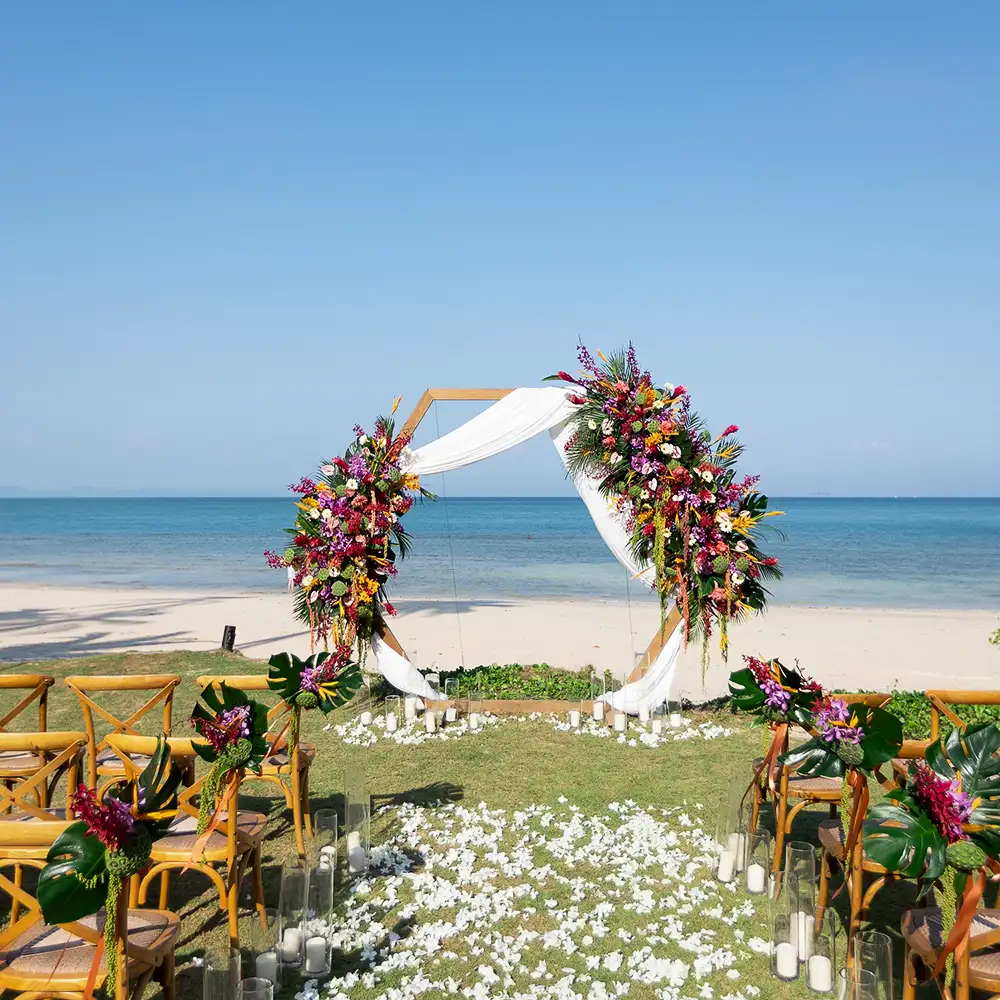 Свадьба на зеленой лужайке на Пхукете