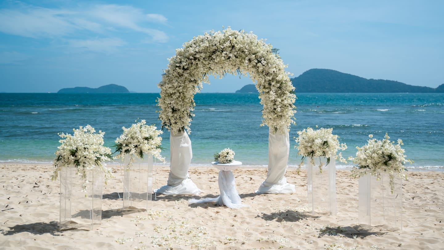 Бело-розовая свадебная арка с зеленью на Пхукете